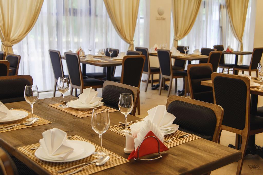 Promenade Park Hotel Shymkent Exterior photo